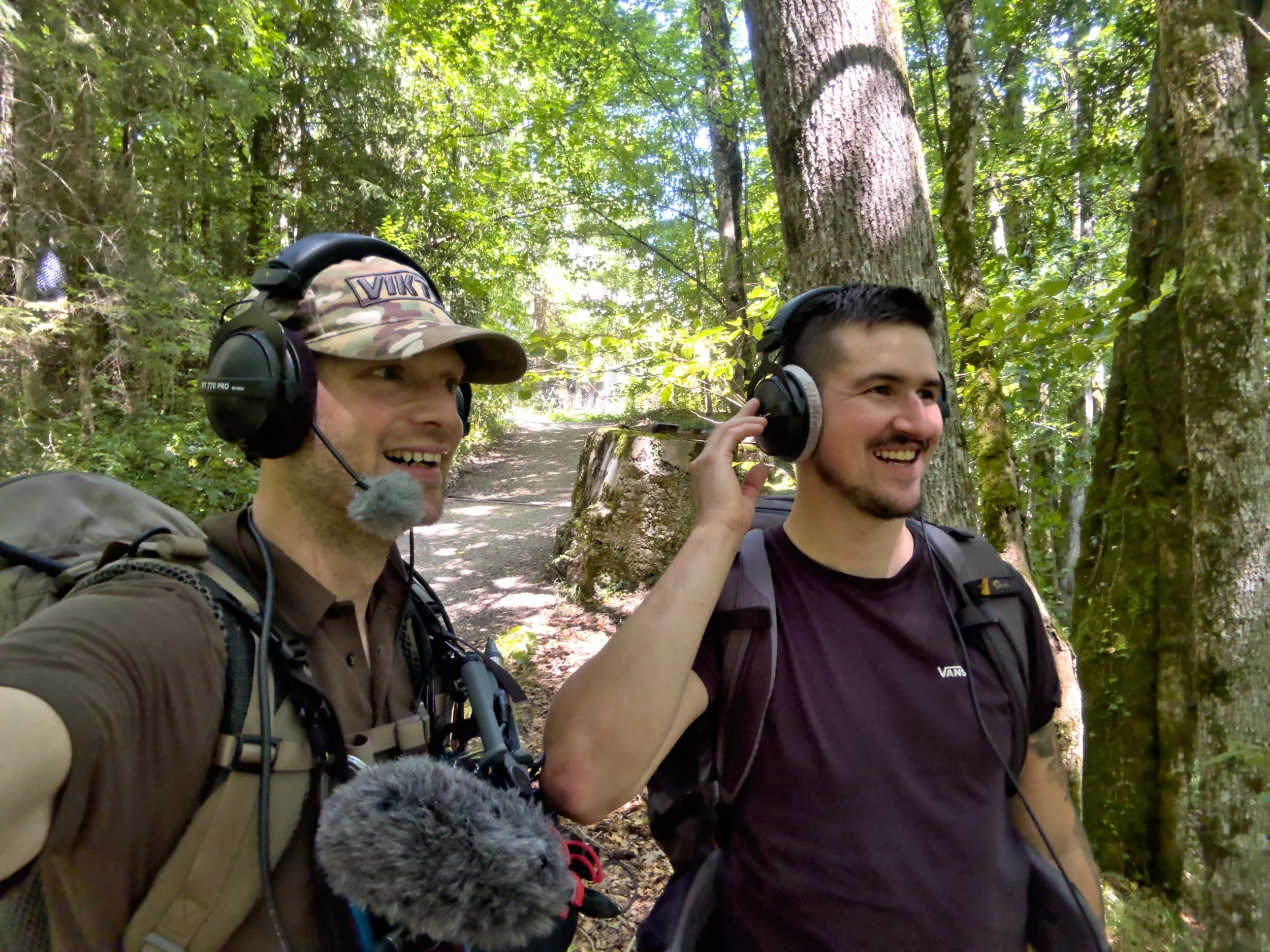 Participants équipés de casques Hooter en forêt